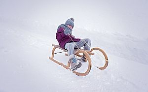 Bild: Kind spielt draußen im Schnee