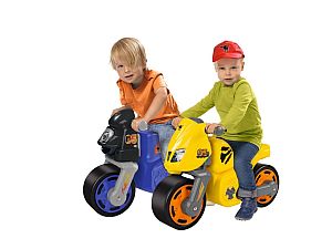 Zwei Kinder beim gemeinsamen Spielen mit ihrem Motorrad-Flitzer